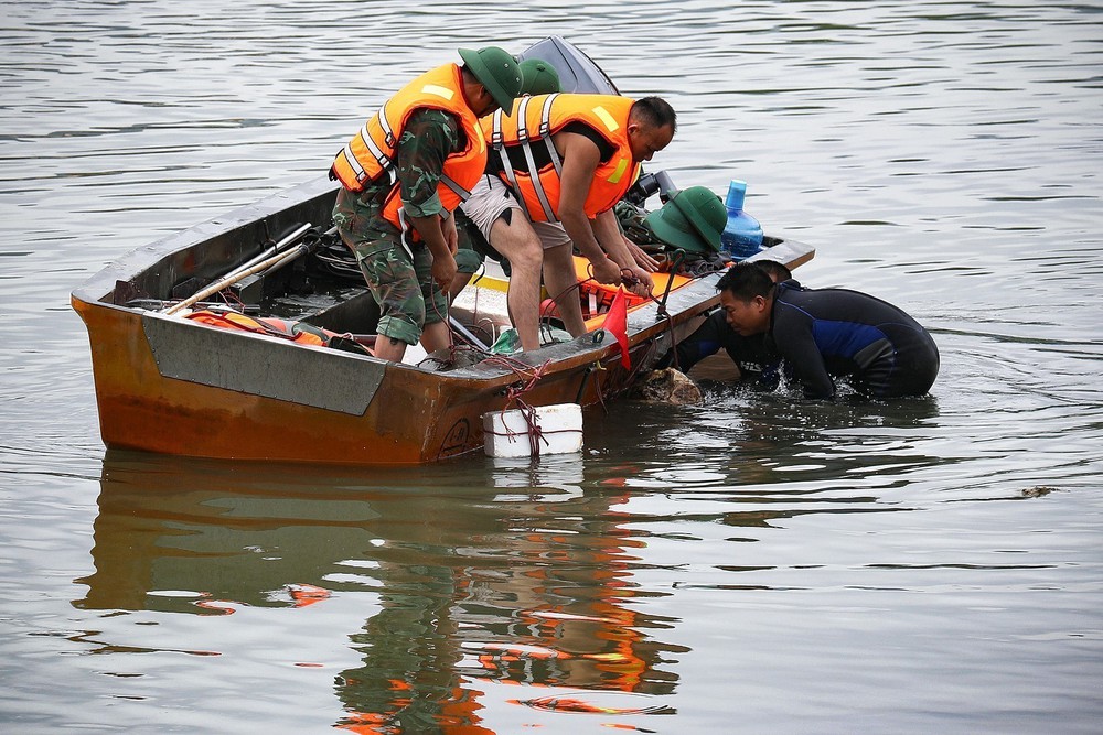 Phát hiện lượng bom, đạn lớn gần cầu Hòa Bình - Ảnh 2.