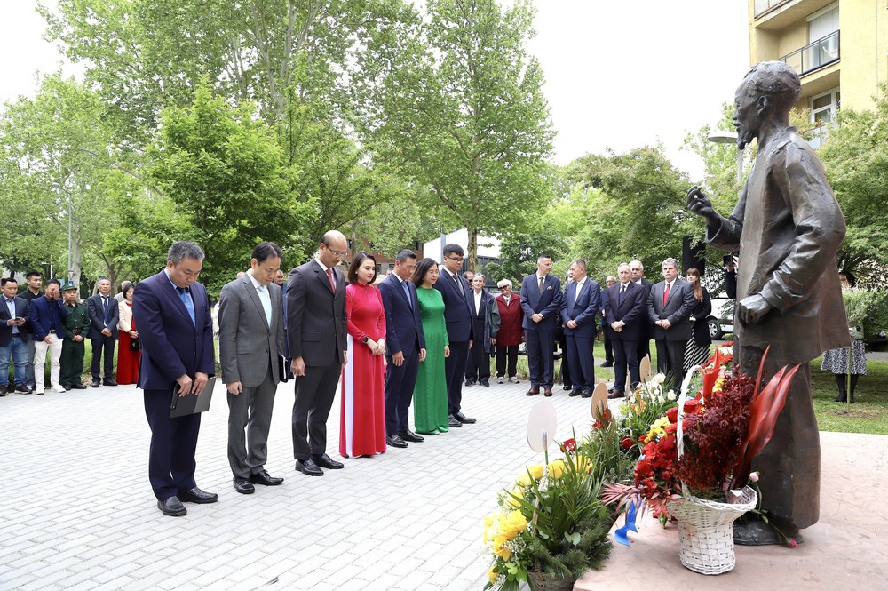 135 năm Ngày sinh Chủ tịch Hồ Chí Minh: Tưng bừng các hoạt động tưởng nhớ Người tại Hungary - Ảnh 1.
