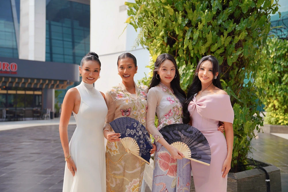 Hoa hậu Thanh Thuỷ xuất hiện ấn tượng tại chung kết Puteri Indonesia - Ảnh 4. Hoa hậu Thanh Thuỷ xuất hiện ấn tượng tại chung kết Puteri Indonesia - Ảnh 4.