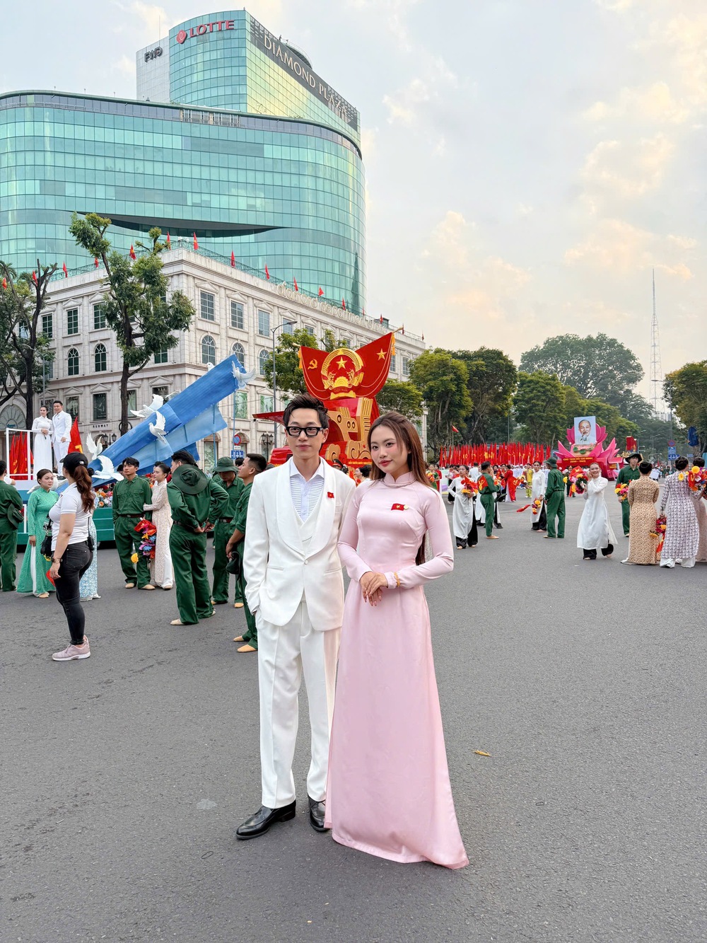 Hai lần cất tiếng hát đầy tự hào của Phương Mỹ Chi trong Lễ 30/4 - Ảnh 2. Hai lần cất tiếng hát đầy tự hào của Phương Mỹ Chi trong Lễ 30/4 - Ảnh 2.