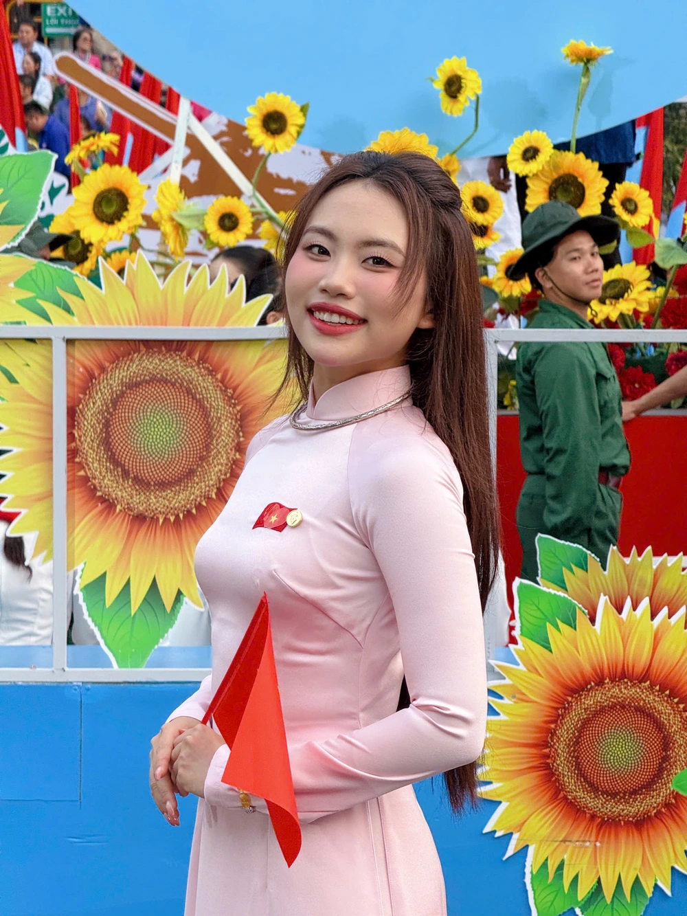 Hai lần cất tiếng hát đầy tự hào của Phương Mỹ Chi trong Lễ 30/4 - Ảnh 1. Hai lần cất tiếng hát đầy tự hào của Phương Mỹ Chi trong Lễ 30/4 - Ảnh 1.