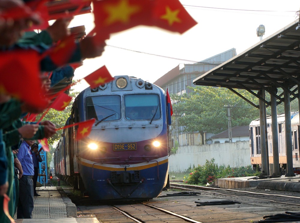 Đà Nẵng rực rỡ cờ hoa đón chào đoàn tàu chở các chiến sỹ diễu binh trở về - Ảnh 1. Đà Nẵng rực rỡ cờ hoa đón chào đoàn tàu chở các chiến sỹ diễu binh trở về - Ảnh 1.