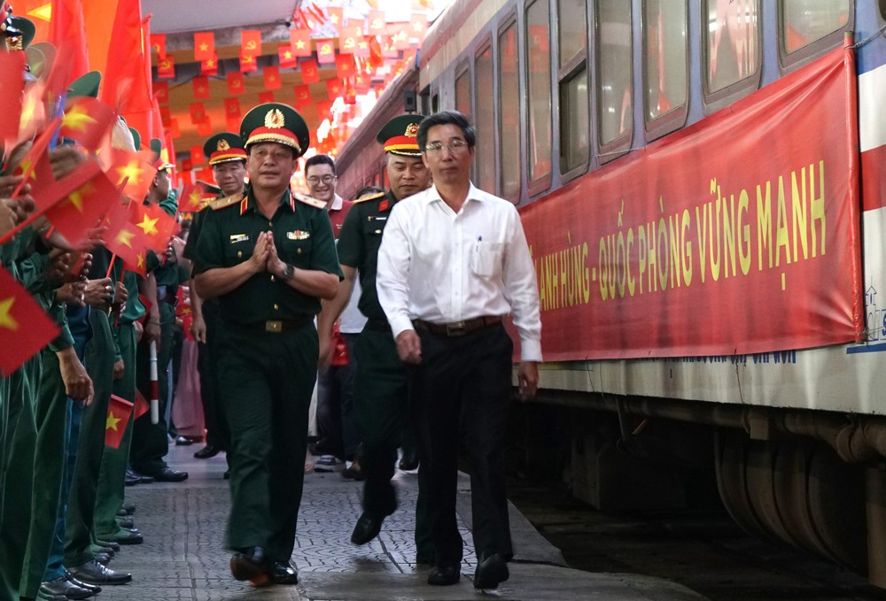 Đà Nẵng rực rỡ cờ hoa đón chào đoàn tàu chở các chiến sỹ diễu binh trở về - Ảnh 4. Đà Nẵng rực rỡ cờ hoa đón chào đoàn tàu chở các chiến sỹ diễu binh trở về - Ảnh 4.