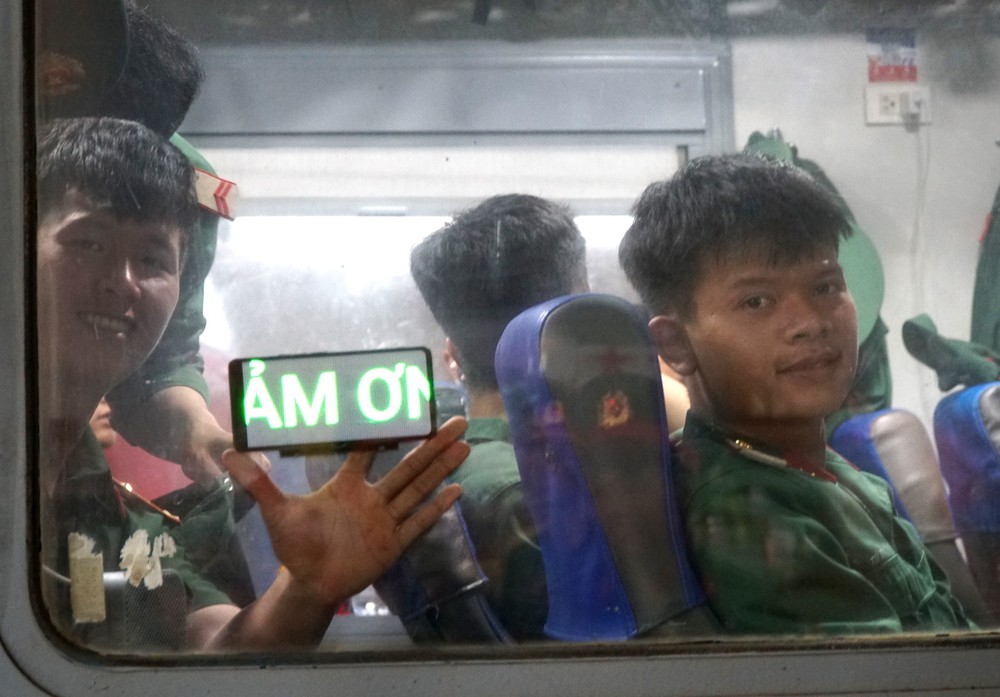 Đà Nẵng rực rỡ cờ hoa đón chào đoàn tàu chở các chiến sỹ diễu binh trở về - Ảnh 8. Đà Nẵng rực rỡ cờ hoa đón chào đoàn tàu chở các chiến sỹ diễu binh trở về - Ảnh 8.