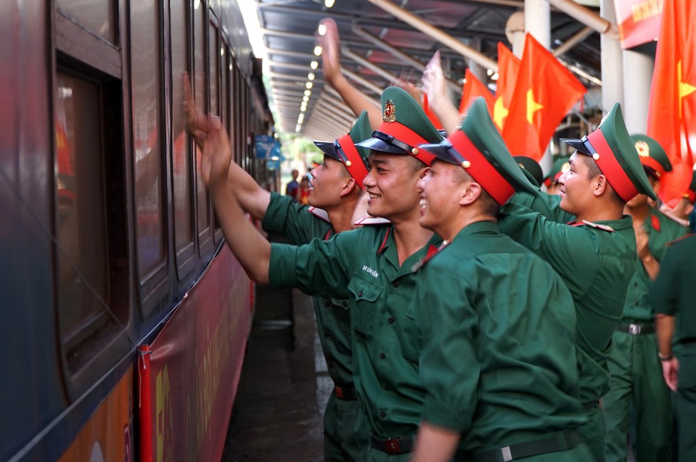 Đà Nẵng rực rỡ cờ hoa đón chào đoàn tàu chở các chiến sỹ diễu binh trở về - Ảnh 3. Đà Nẵng rực rỡ cờ hoa đón chào đoàn tàu chở các chiến sỹ diễu binh trở về - Ảnh 3.