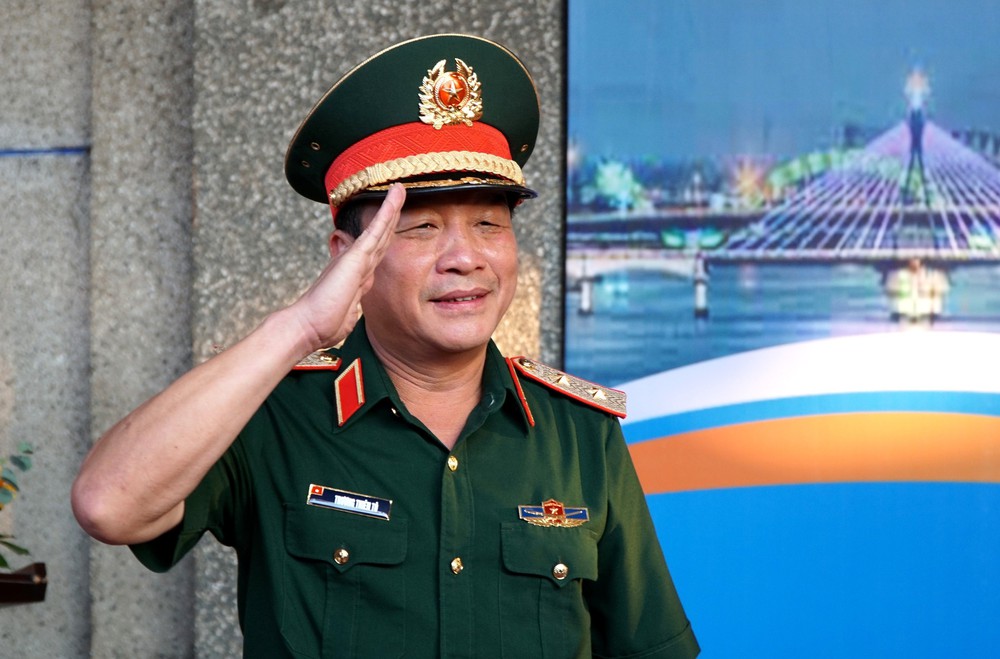 Đà Nẵng rực rỡ cờ hoa đón chào đoàn tàu chở các chiến sỹ diễu binh trở về - Ảnh 6. Đà Nẵng rực rỡ cờ hoa đón chào đoàn tàu chở các chiến sỹ diễu binh trở về - Ảnh 6.