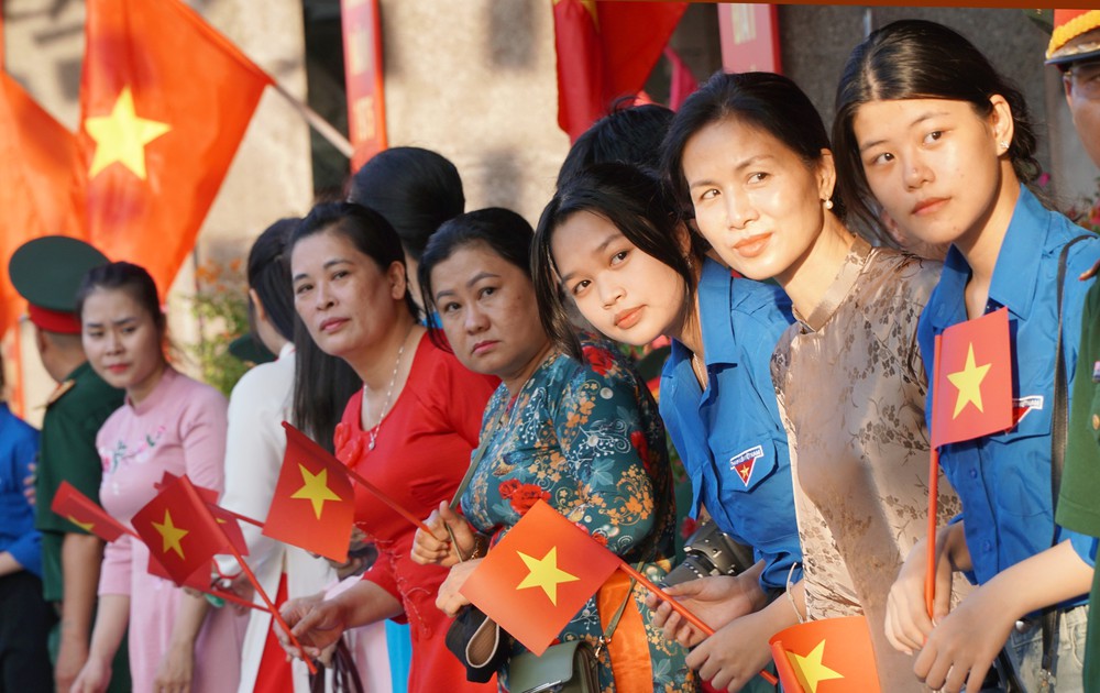 Đà Nẵng rực rỡ cờ hoa đón chào đoàn tàu chở các chiến sỹ diễu binh trở về - Ảnh 2. Đà Nẵng rực rỡ cờ hoa đón chào đoàn tàu chở các chiến sỹ diễu binh trở về - Ảnh 2.