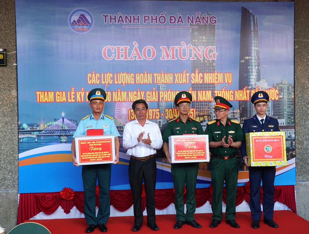 Đà Nẵng rực rỡ cờ hoa đón chào đoàn tàu chở các chiến sỹ diễu binh trở về - Ảnh 5. Đà Nẵng rực rỡ cờ hoa đón chào đoàn tàu chở các chiến sỹ diễu binh trở về - Ảnh 5.