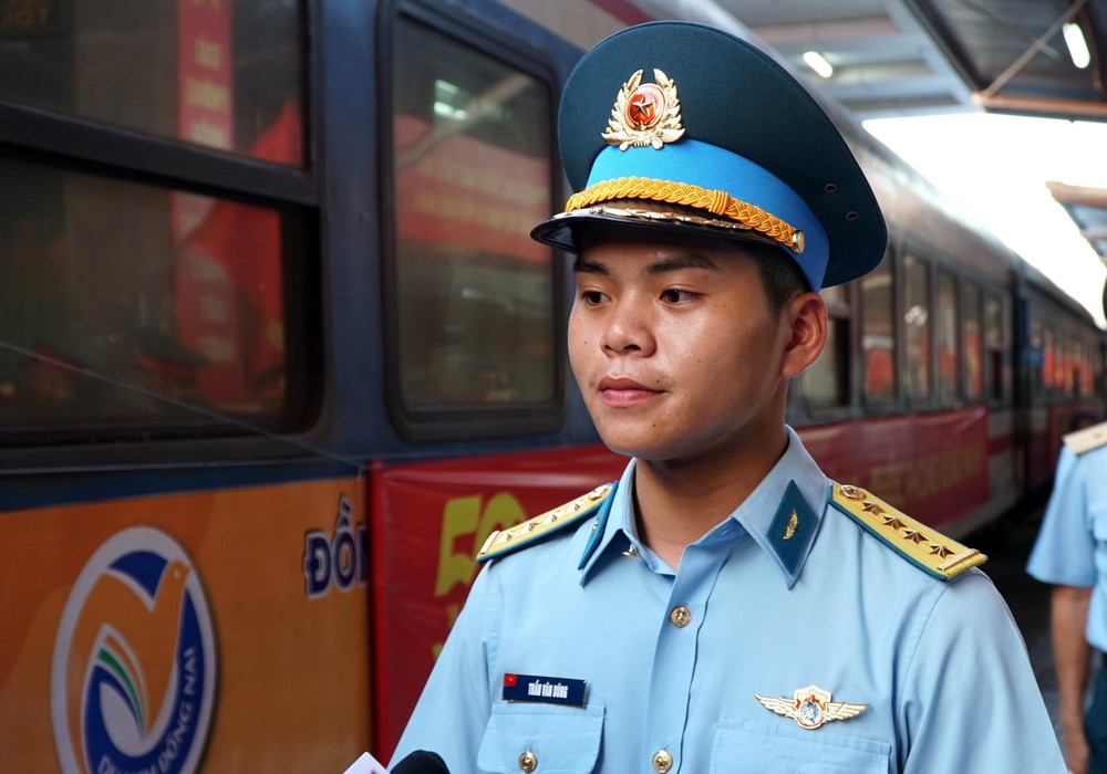 Đà Nẵng rực rỡ cờ hoa đón chào đoàn tàu chở các chiến sỹ diễu binh trở về - Ảnh 7. Đà Nẵng rực rỡ cờ hoa đón chào đoàn tàu chở các chiến sỹ diễu binh trở về - Ảnh 7.