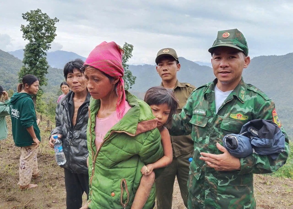 Lai Châu: Đã tìm thấy bé gái đi lạc 3 ngày trong rừng - Ảnh 2. Lai Châu: Đã tìm thấy bé gái đi lạc 3 ngày trong rừng - Ảnh 2.