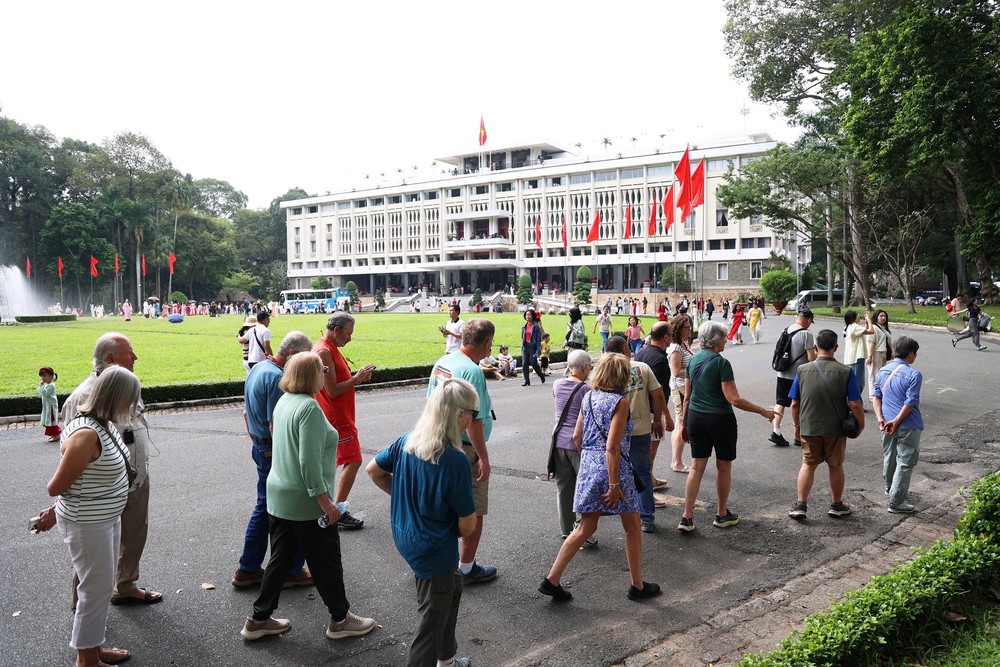 Thành phố Hồ Chí Minh: Du lịch nội đô và tour lịch sử “bùng nổ” dịp Lễ 30/4 và 1/5 - Ảnh 2. Thành phố Hồ Chí Minh: Du lịch nội đô và tour lịch sử “bùng nổ” dịp Lễ 30/4 và 1/5 - Ảnh 2.