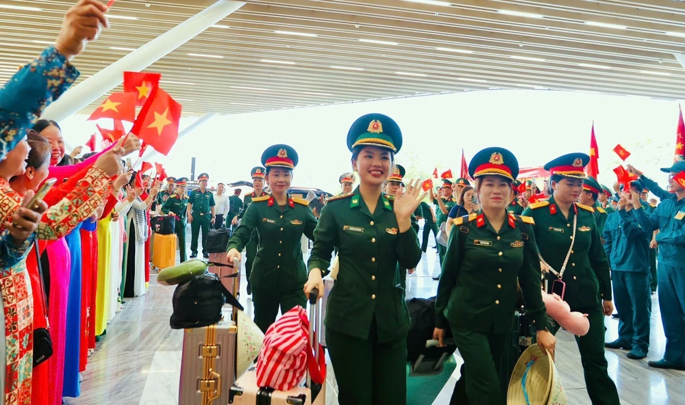 Thành phố Hồ Chí Minh lưu luyến chia tay các lực lượng tham gia Lễ diễu binh - Ảnh 7.