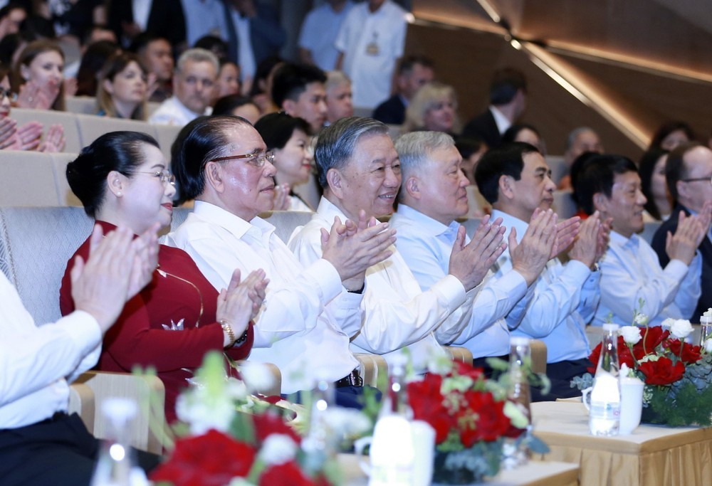 Chương trình nghệ thuật “Bài ca chiến thắng”: Bản hùng ca về lòng yêu nước và khát vọng chiến thắng - Ảnh 1. Chương trình nghệ thuật “Bài ca chiến thắng”: Bản hùng ca về lòng yêu nước và khát vọng chiến thắng - Ảnh 1.