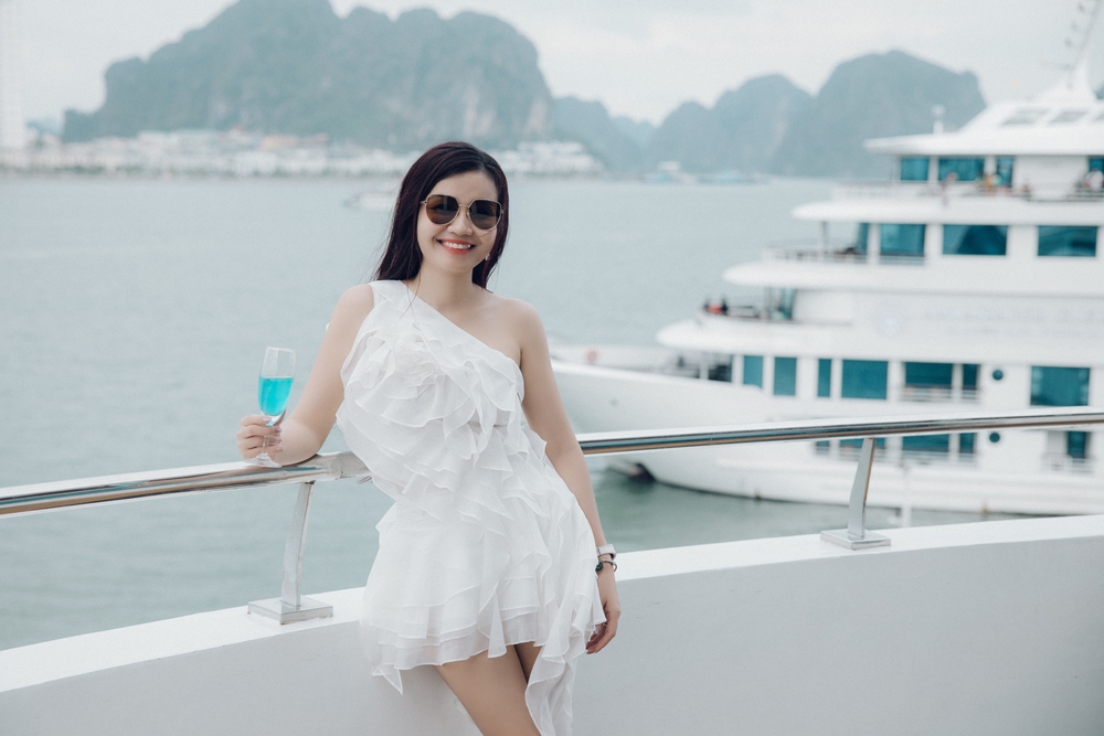Vợ chồng ca sĩ Tuấn Anh Sao Mai ghi lại khoảnh khắc bình yên giữa biển Hạ Long - Ảnh 3.