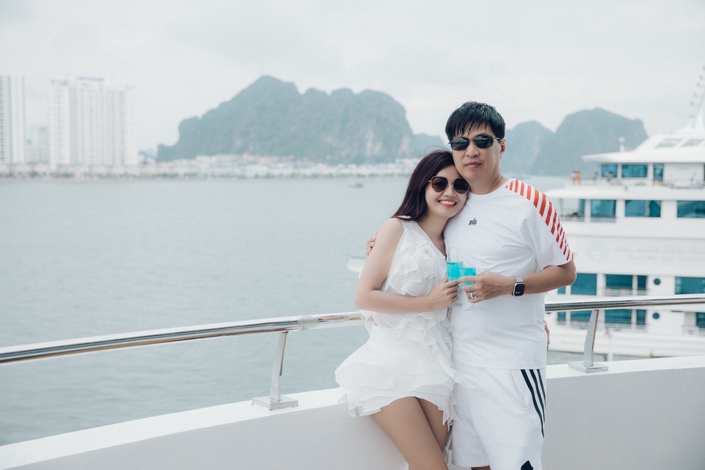 Vợ chồng ca sĩ Tuấn Anh Sao Mai ghi lại khoảnh khắc bình yên giữa biển Hạ Long - Ảnh 1.