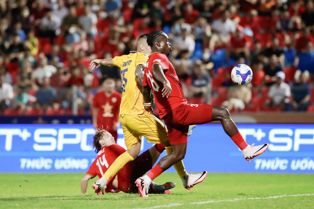 Cuộc đua trụ hạng V-League: 'Lũ' đổ về miền Trung - Ảnh 1.