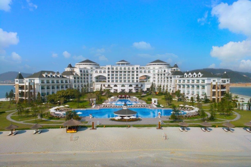 Khám phá các khách sạn ven biển Hạ Long đáng lưu trú nhất trên Traveloka - Ảnh 1.