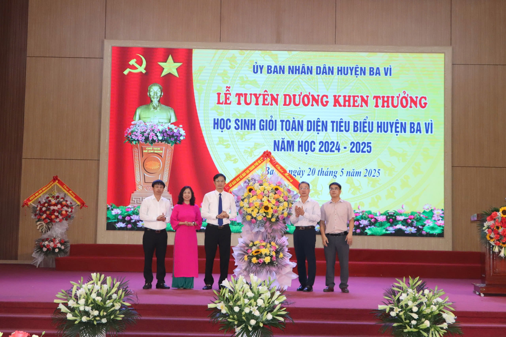 Lễ tuyên dương học sinh giỏi tiêu biểu huyện Ba Vì năm học 2024-2025: Ngày hội tôn vinh tri thức - Ảnh 2.