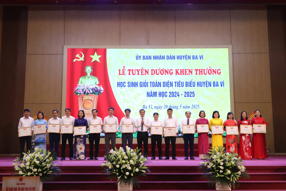 Lễ tuyên dương học sinh giỏi tiêu biểu huyện Ba Vì năm học 2024-2025: Ngày hội tôn vinh tri thức - Ảnh 3.