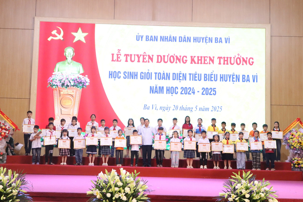 Lễ tuyên dương học sinh giỏi tiêu biểu huyện Ba Vì năm học 2024-2025: Ngày hội tôn vinh tri thức - Ảnh 4.