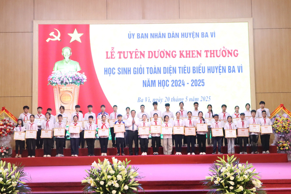 Lễ tuyên dương học sinh giỏi tiêu biểu huyện Ba Vì năm học 2024-2025: Ngày hội tôn vinh tri thức - Ảnh 5.