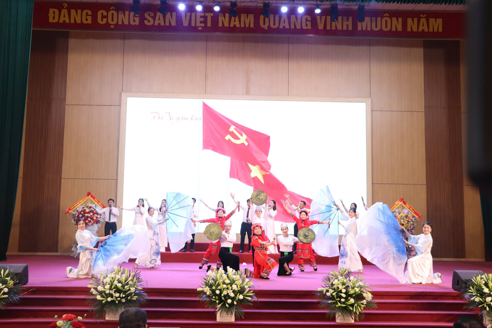 Lễ tuyên dương học sinh giỏi tiêu biểu huyện Ba Vì năm học 2024-2025: Ngày hội tôn vinh tri thức - Ảnh 6.