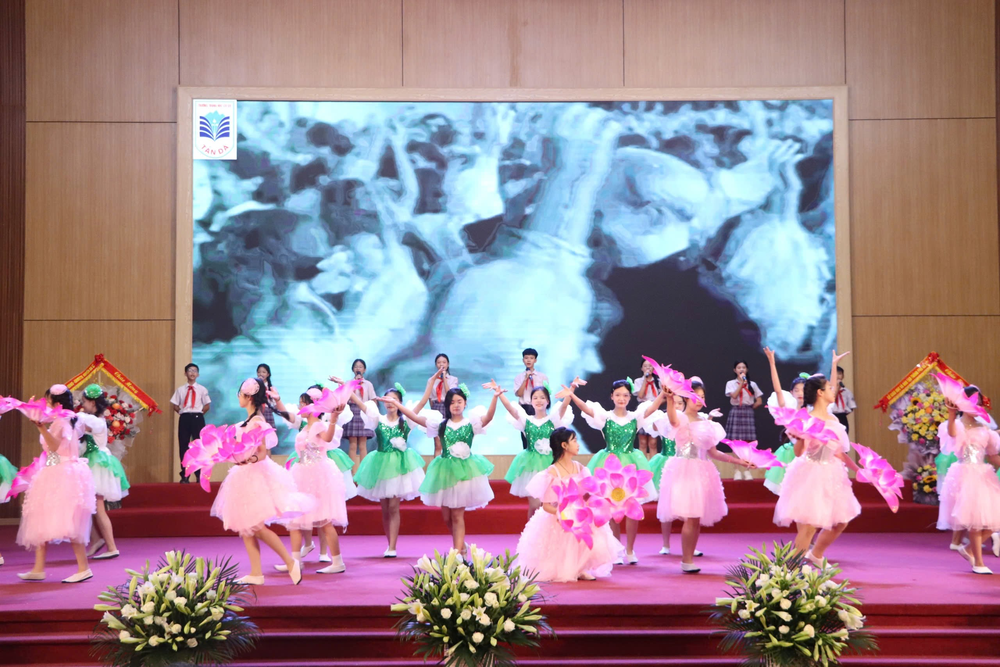 Lễ tuyên dương học sinh giỏi tiêu biểu huyện Ba Vì năm học 2024-2025: Ngày hội tôn vinh tri thức - Ảnh 7.