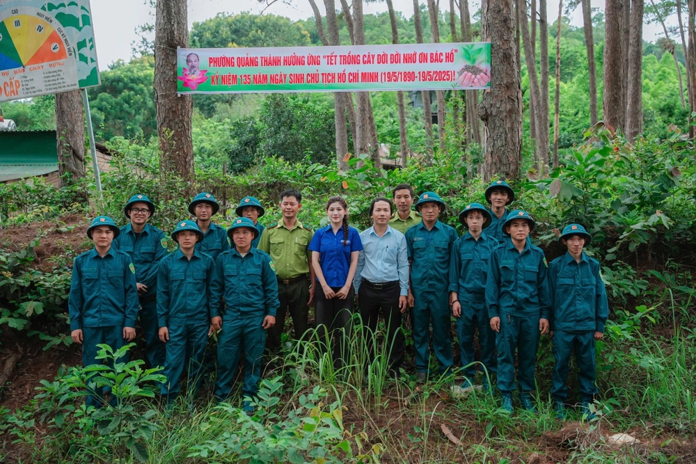 Hoa hậu Trần Thị Mỹ Linh diện áo xanh tình nguyện cùng các chiến sĩ trồng cây - Ảnh 4.