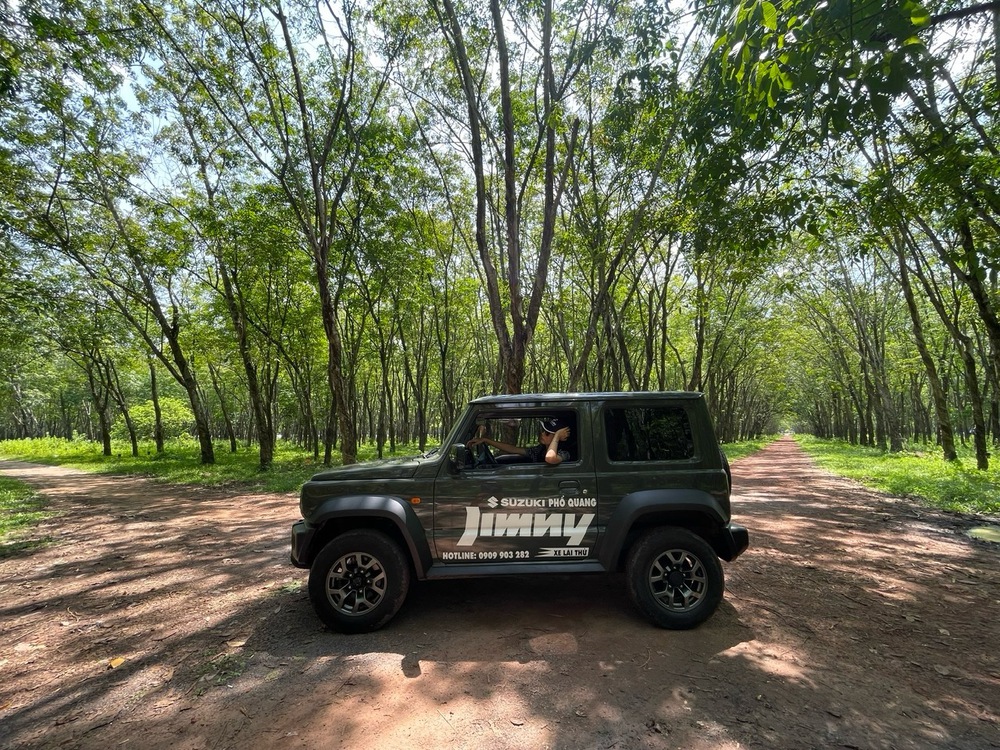 Sau tay lái Suzuki Jimny: Hành trình tìm kiếm niềm vui và sự tự do sau tay lái - Ảnh 1.