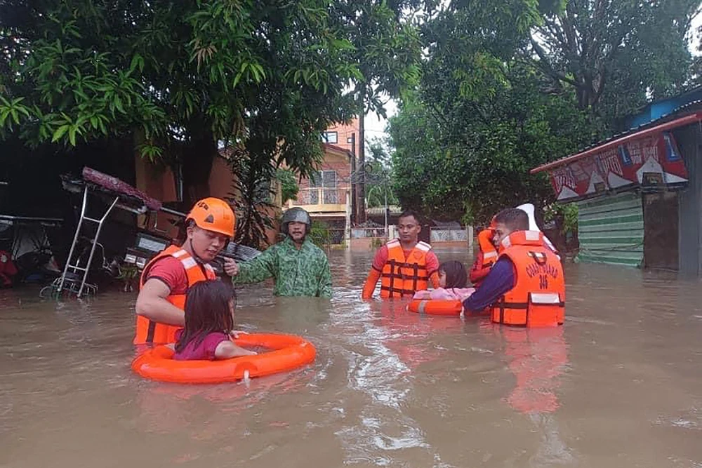 Lũ lụt ảnh hưởng tới hàng trăm nghìn người ở Philippines - Ảnh 1.