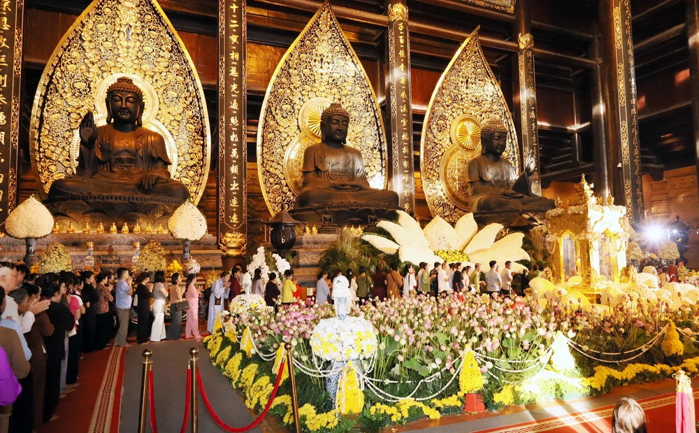 Cung tiễn xá lợi Phật Thích Ca Mâu Ni từ chùa Tam Chúc về tôn trí tại chùa Bái Đính - Ảnh 2.