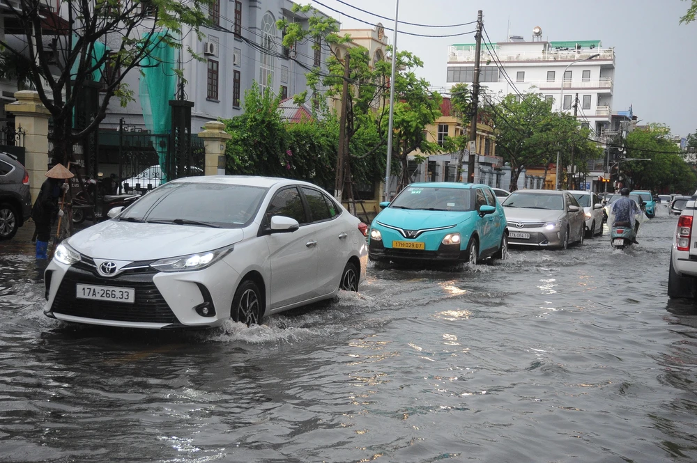 Cảnh báo mưa kèm dông lốc, sét tại Hà Nội - Ảnh 1.