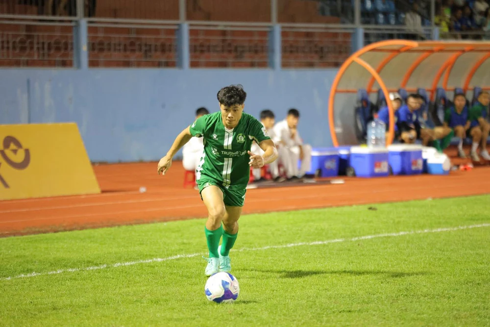 Tin nóng bóng đá Việt hôm nay 24/5: 4 cầu thủ Việt Nam có thể đá chính trận gặp MU - Ảnh 3.