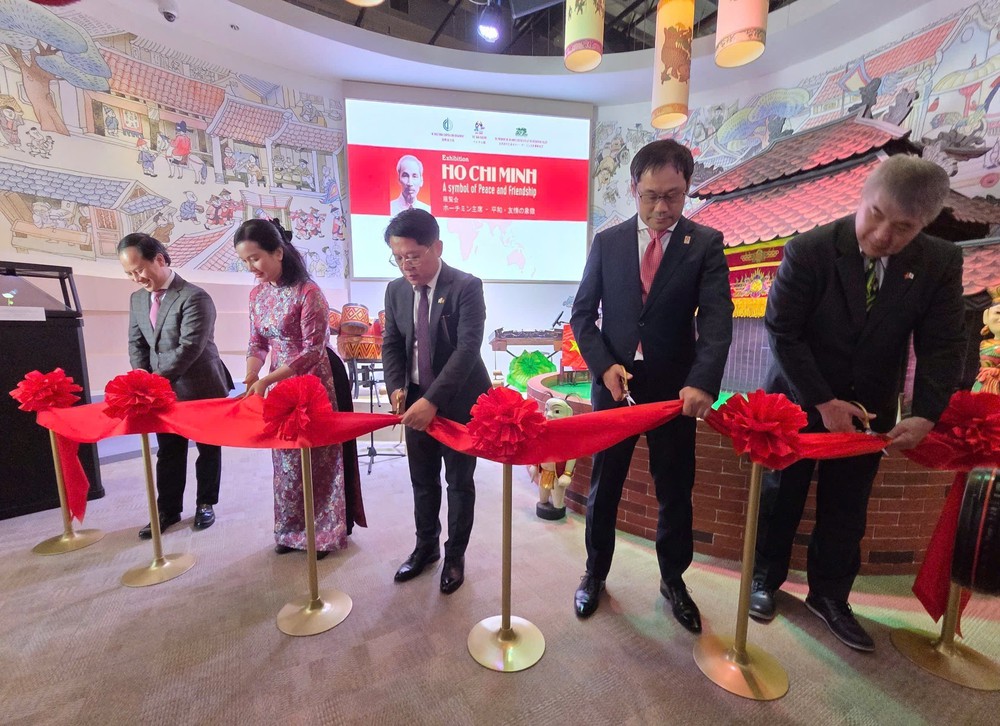 Khai mạc Triển lãm về Chủ tịch Hồ Chí Minh tại EXPO 2025 - Ảnh 1.
