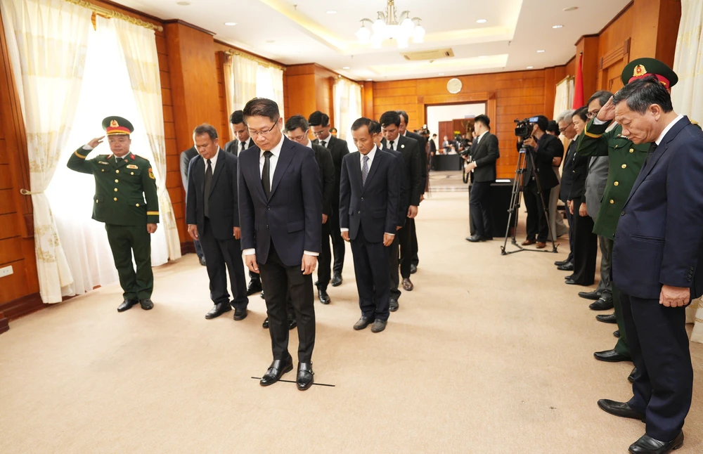Lãnh đạo Đảng, Nhà nước Lào viếng nguyên Chủ tịch nước Trần Đức Lương - Ảnh 5.