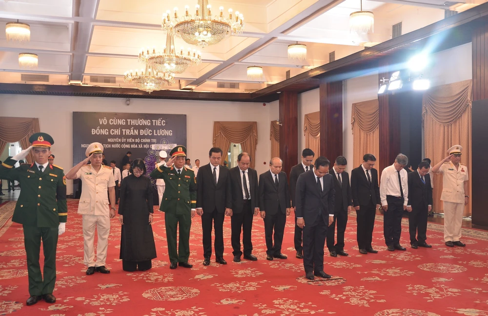 Lễ Quốc tang nguyên Chủ tịch nước Trần Đức Lương tại Thành phố Hồ Chí Minh - Ảnh 2.