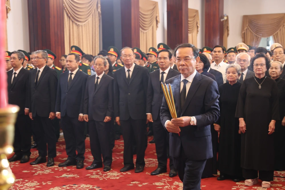 Lễ Quốc tang nguyên Chủ tịch nước Trần Đức Lương tại Thành phố Hồ Chí Minh - Ảnh 2.