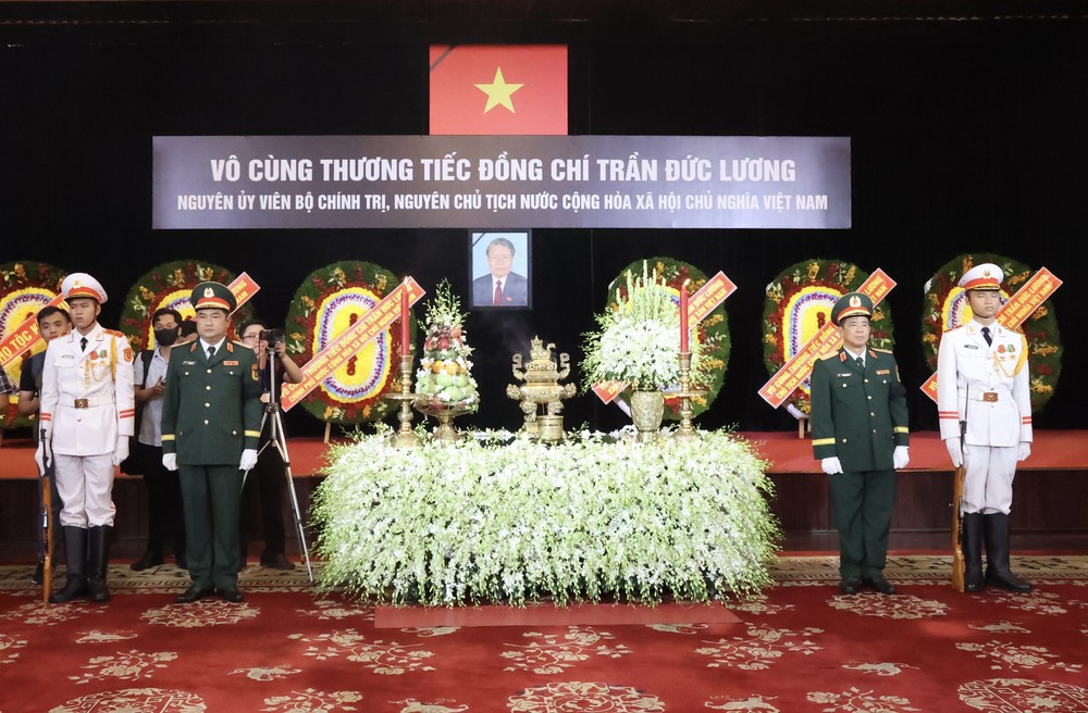 Người dân thành kính tưởng nhớ nguyên Chủ tịch nước Trần Đức Lương - người dành cả cuộc đời để phụng sự đất nước - Ảnh 1.