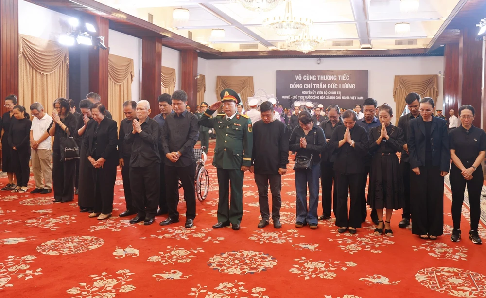 Lễ Quốc tang nguyên Chủ tịch nước Trần Đức Lương tại Thành phố Hồ Chí Minh - Ảnh 9.
