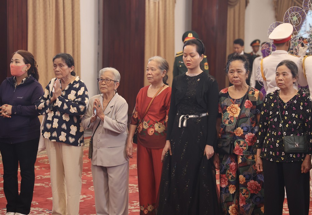 Dòng người xúc động đến viếng nguyên Chủ tịch nước Trần Đức Lương tại Hội trường Thống Nhất - Ảnh 2.