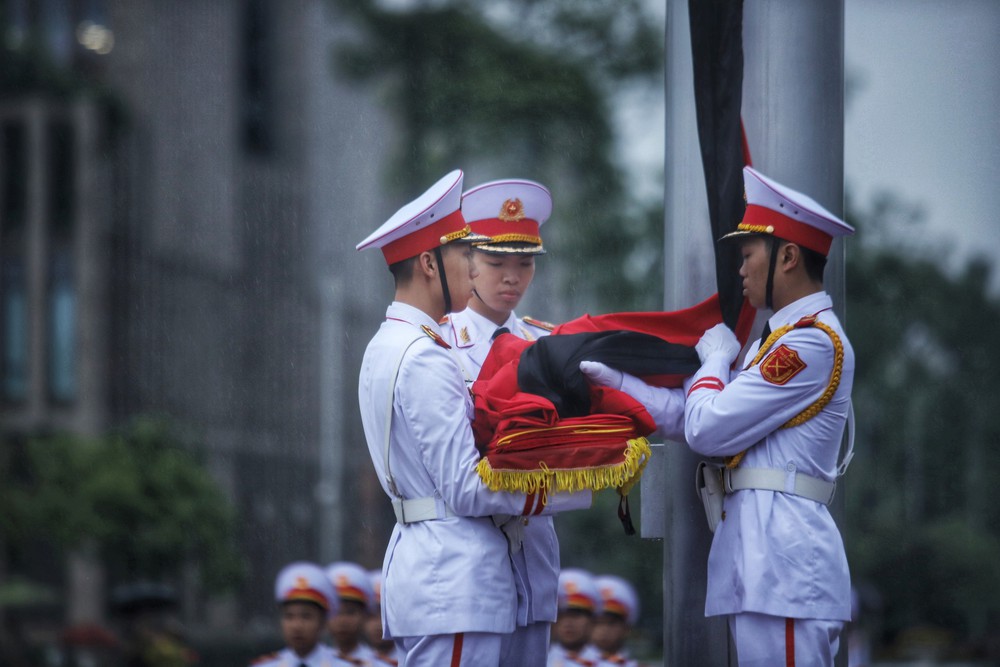 Lễ treo cờ rủ Quốc tang nguyên Chủ tịch nước Trần Đức Lương tại Quảng trường Ba Đình - Ảnh 2. Lễ treo cờ rủ Quốc tang nguyên Chủ tịch nước Trần Đức Lương tại Quảng trường Ba Đình - Ảnh 2.
