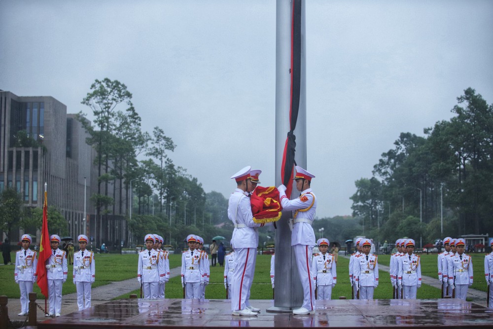 Lễ treo cờ rủ Quốc tang nguyên Chủ tịch nước Trần Đức Lương tại Quảng trường Ba Đình - Ảnh 3. Lễ treo cờ rủ Quốc tang nguyên Chủ tịch nước Trần Đức Lương tại Quảng trường Ba Đình - Ảnh 3.