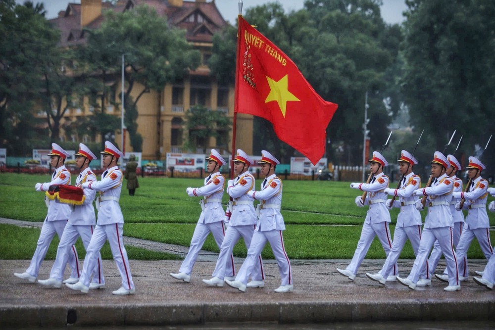 Lễ treo cờ rủ Quốc tang nguyên Chủ tịch nước Trần Đức Lương tại Quảng trường Ba Đình - Ảnh 1. Lễ treo cờ rủ Quốc tang nguyên Chủ tịch nước Trần Đức Lương tại Quảng trường Ba Đình - Ảnh 1.