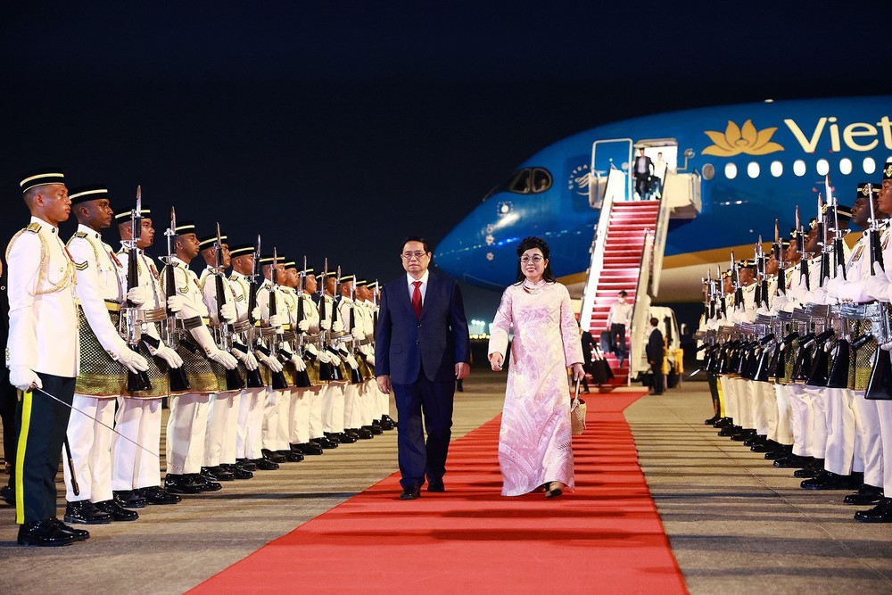 Thủ tướng và Phu nhân bắt đầu chuyến thăm chính thức Malaysia và tham dự Hội nghị Cấp cao ASEAN lần thứ 46 - Ảnh 2.