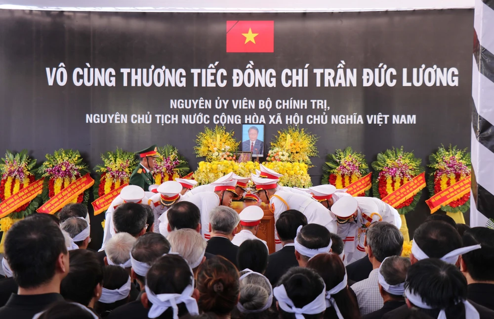 Lễ an táng nguyên Chủ tịch nước Trần Đức Lương tại quê nhà Quảng Ngãi - Ảnh 7.