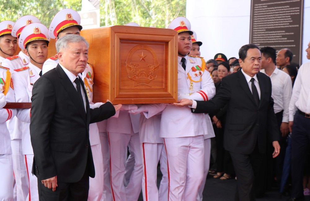 Lễ an táng nguyên Chủ tịch nước Trần Đức Lương tại quê nhà Quảng Ngãi - Ảnh 4.