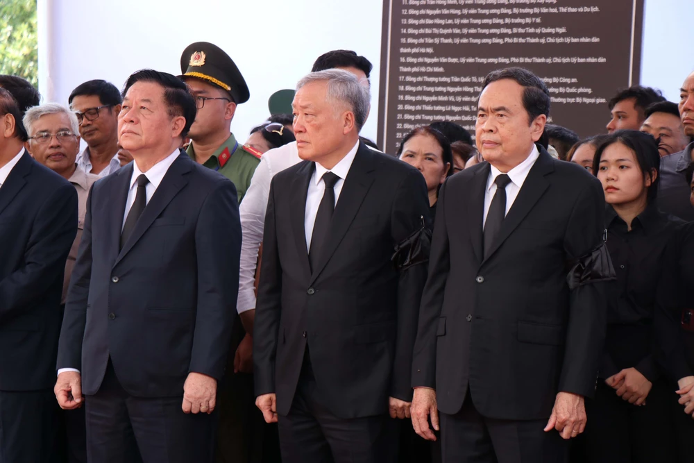 Lễ an táng nguyên Chủ tịch nước Trần Đức Lương tại quê nhà Quảng Ngãi - Ảnh 2.