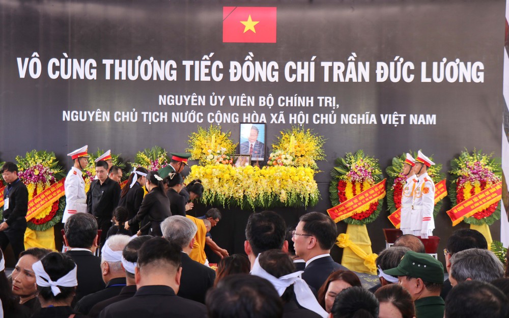 Lễ an táng nguyên Chủ tịch nước Trần Đức Lương tại quê nhà Quảng Ngãi - Ảnh 8.