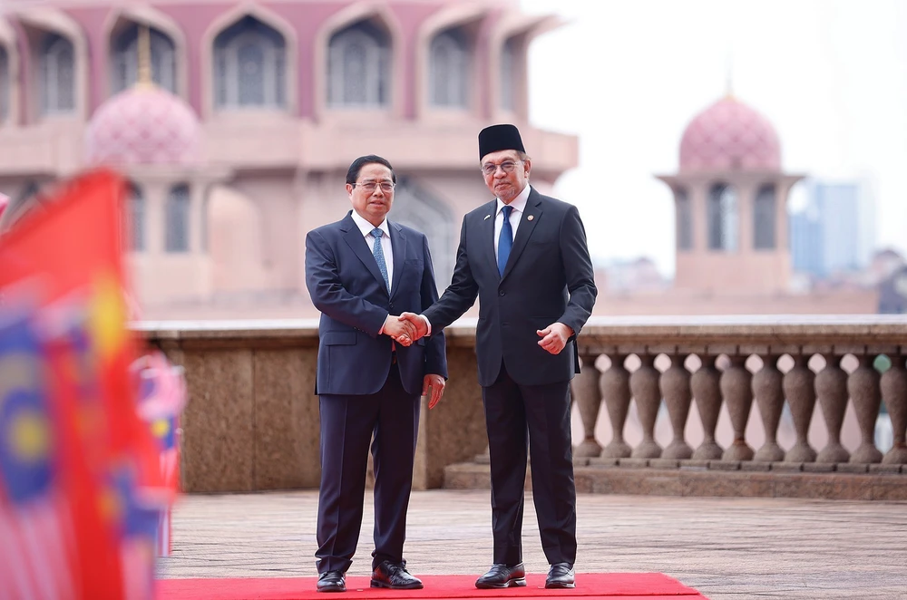 Thủ tướng Anwar Ibrahim chủ trì lễ đón chính thức Thủ tướng Phạm Minh Chính thăm Malaysia - Ảnh 1.