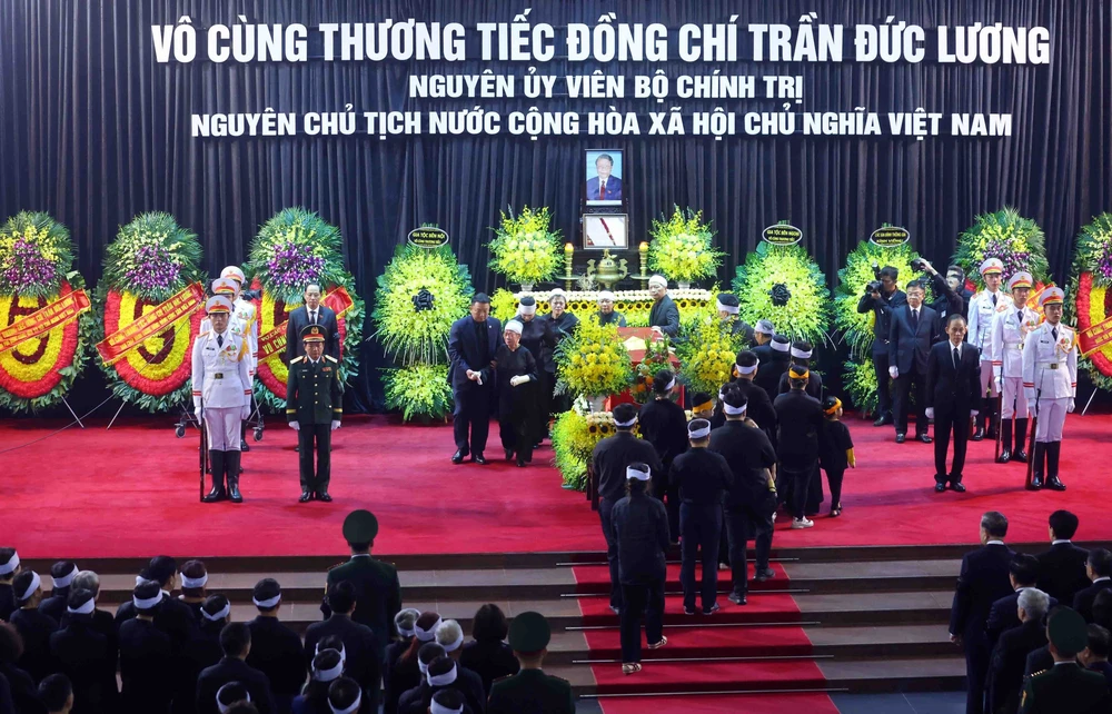 Các tầng lớp nhân dân xúc động tiễn đưa nguyên Chủ tịch nước Trần Đức Lương - Ảnh 3.